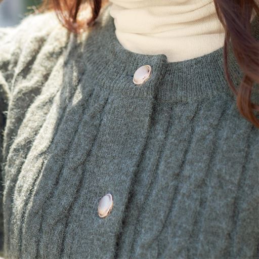 ケーブル編みとボタンがアクセント 立体感のある編み地とメタルボタンがきちんとキレイ見え。圧縮ウールのような暖かさです。