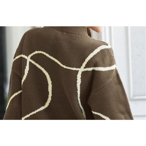 ニュアンスのあるラインがオシャレ 前後に描いたラインに遊び心が漂うジャカードニット。ふんわりした手触りが心地いい。