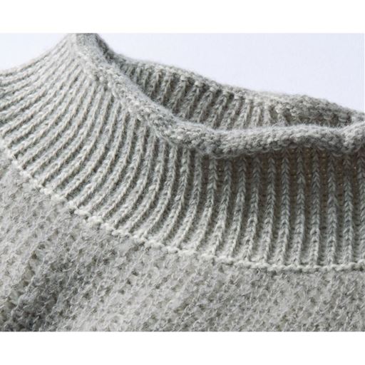 衿元も裾もくるるん 衿元と裾のロールアップがアクセントの着回しやすいシンプルデザイン。ふんわり毛足のある表面感がナチュラルな着こなしにぴったりです。