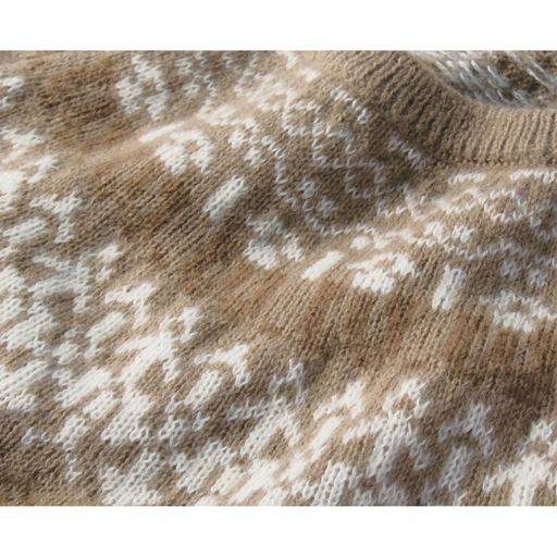 求心柄にほっこり気分 微起毛のふんわりした風合いに心満たされるニット。大人のカジュアルスタイルに相応しい、シックな柄と配色が魅力です。