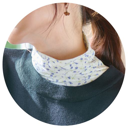 重ね着しやすいくしゅつとなるルーズネック。女性らしい色や柄も人気です。