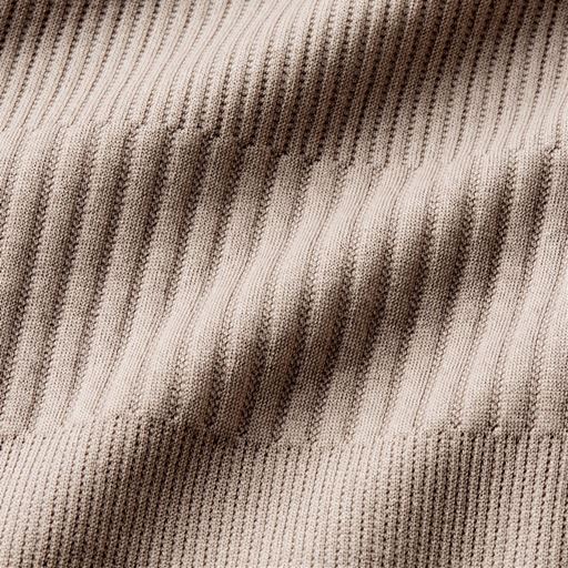 変則リブ編みが縦ラインを強調してスリムな印象に。シンプルで着回しやすく、ヒップをカバーする後ろ長め丈が特長です。