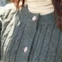 ケーブル編みとボタンがアクセント 立体感のある編み地とメタルボタンがきちんとキレイ見え。圧縮ウールのような暖かさです。