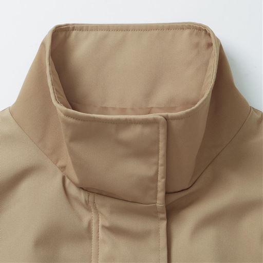 高めのスタンド衿が冷気をガード
