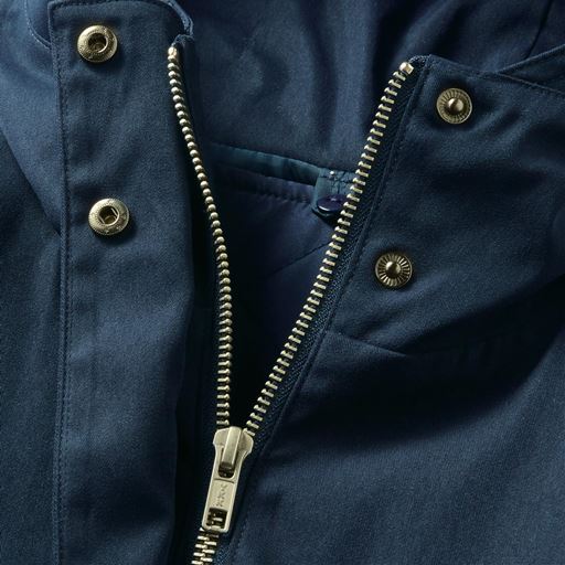 軽やかで暖か!風を通しにくいファスナー&ボタンの二重仕様