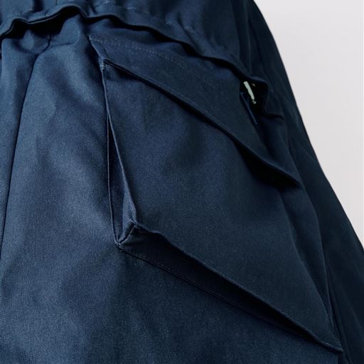 軽やかで暖か!マチがあり、中身が落ちにくいフラップ付きの大きめポケット