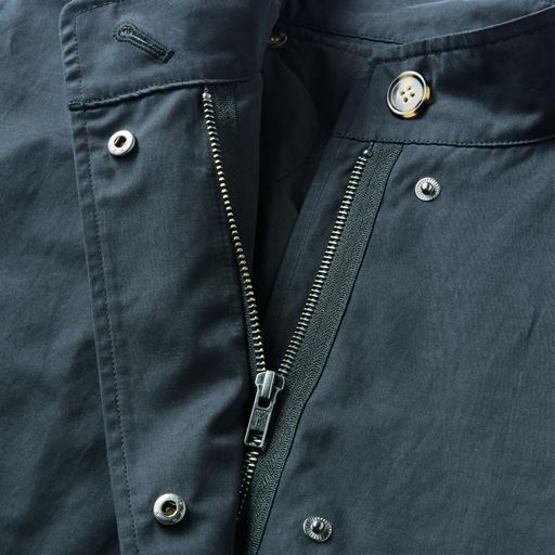 ラクな着心地で軽快!風を通しにくいファスナー&ボタンの二重仕様