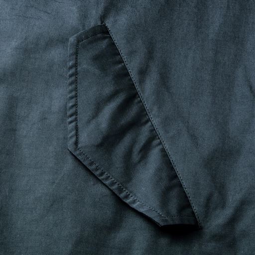 ラクな着心地で軽快!ものを入れやすく、落ちにくいフラップポケット付き