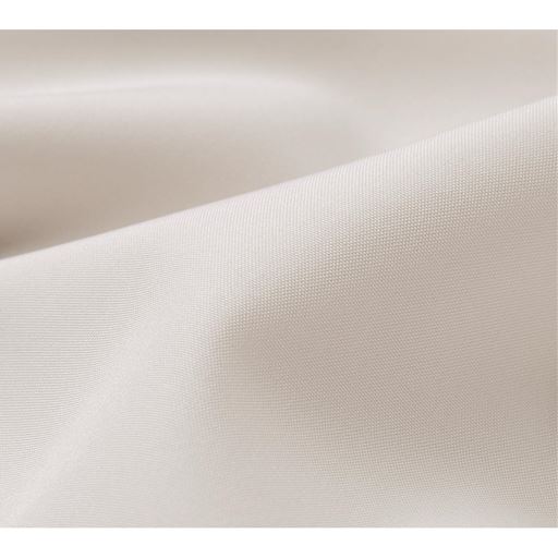 多少の雨でも安心のはっ水加工+花粉ガード つるんとなめらかな素材に日本製の繊細な凹凸ナノ粒子を生地表面に付与することで花粉が付きにくくなっています