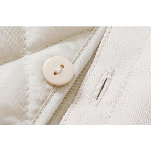 気温に合わせてボタンで簡単に着脱可能なライナー付き