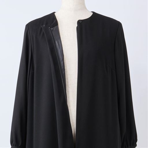 前開き 大きく開くフロントファスナーで脱ぎ着がラク