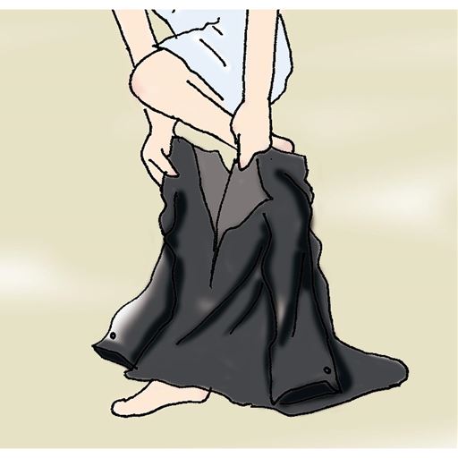 ファスナーが大きく開くので足元から着脱できてラク