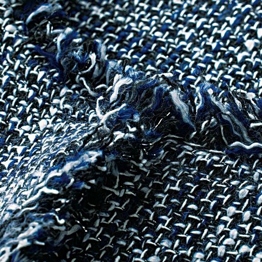 編み込んだラメ糸が光の加減で煌めく