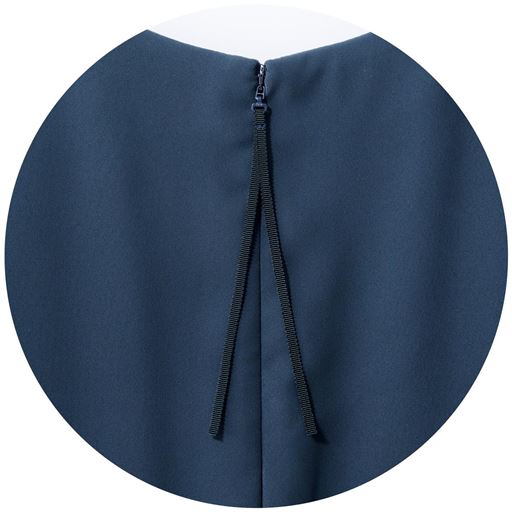 後ろは脱ぎ着しやすいリボンテープ付きファスナー