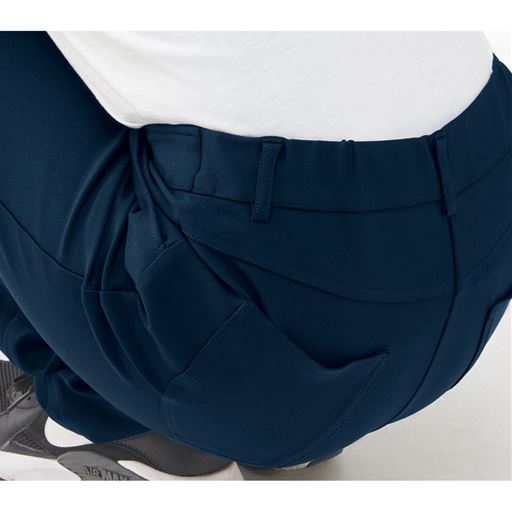 後ろゴムで快適 しゃがんでも腰にすき間ができにくく窮屈感も少ない