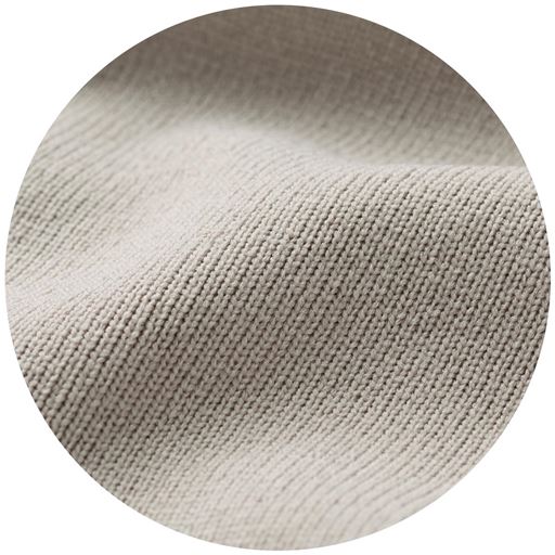 毛玉ができにくい、なめらかな生地表面に仕上げた総針編み。ボディラインを拾いにくいしっかりした質感です