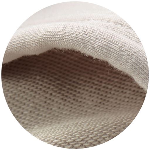 グレージュ 生地拡大<br>(上)表側はさらりとした綿混素材で季節をまたいで快適に着られます。<br>(下)肌側はやさしい綿100%のパイルでふんわりやわらか。