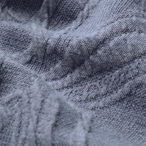 伸縮性がありラクに着られるジャカード素材。低めのハイネックが首元を上品に見せます。