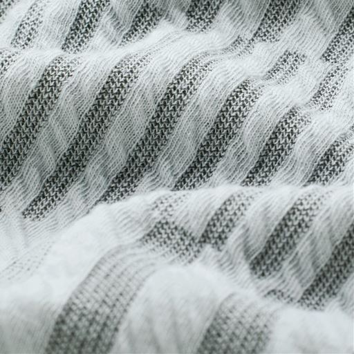 縦柄がすっきりした印象を与えて一枚でも着映え。さらりと心地いい肌ざわり。