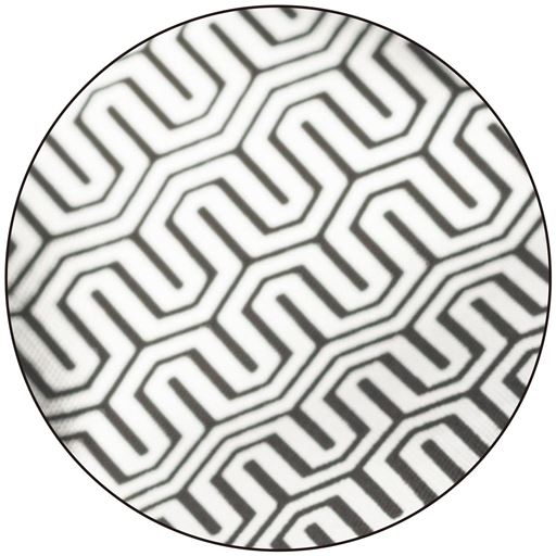 背中ぬくぬくのヒミツはコレ!背中側の裏地に、体温を反射させ衣服内を暖かくするアルミ蒸着加工を使用。