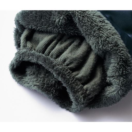 裾の内側はゴム仕様で冷気をシャットアウト。