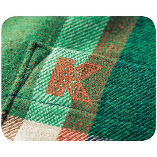 しっかり厚めの両面起毛フランネル素材が暖かい。ポケットのロゴやボタンの色使いなどこだわりたっぷり。