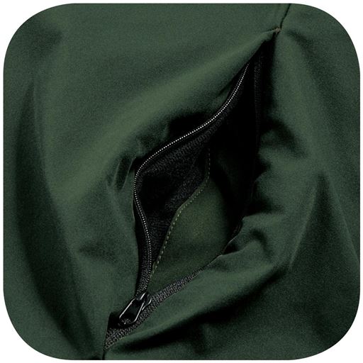 ポケットの中まで暖かい ファスナー付きポケットの内側は起毛素材で暖か。