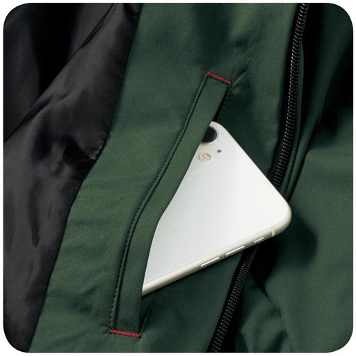 大きめの内ポケット 内ポケットはスマホも入る大きさで便利