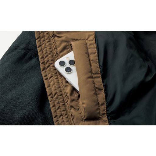 左右に内ポケット付き 左右にある内ポケットには、スマホやカイロなどが入れられて便利