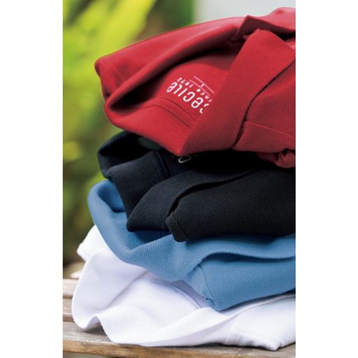 (上から)ディープレッド、ブラック、スモークブルー、ホワイト