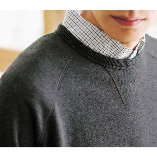 ラグランスリーブで肩まわりもラク。シャツ合わせでもおしゃれに着られます。