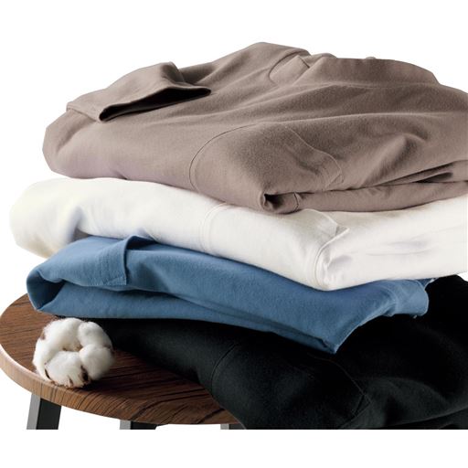 (上から)モカ、オフホワイト、ライトブルー、ブラック