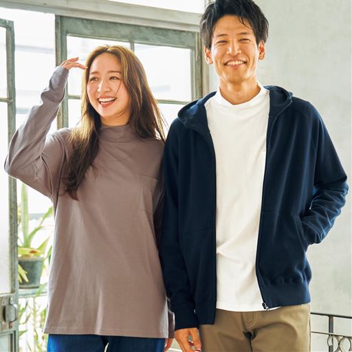 (左から)モカ、オフホワイト コーディネート例