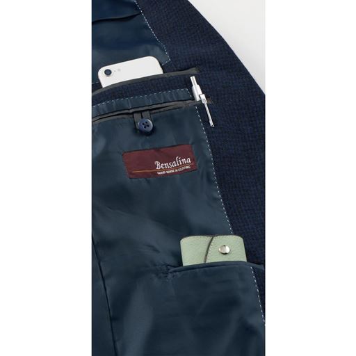 上下3つの左内ポケットはスマホやペンをスマートに収納。