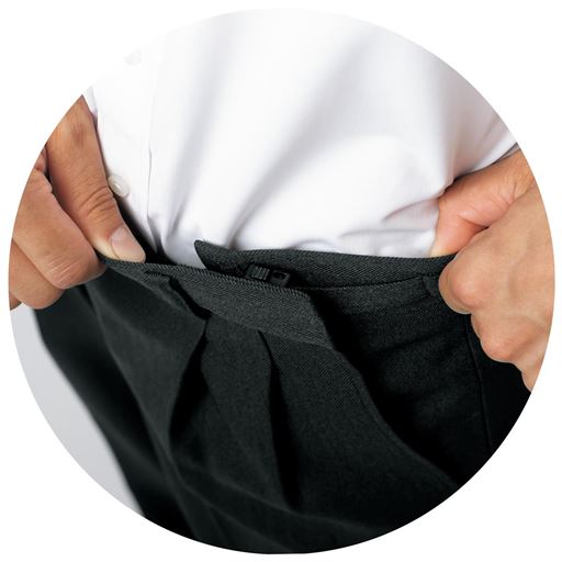 アジャスター付きで食後も安心こっそり調整 こっちに2cm こっちに2cm ウエストサイズ合計±4cm調整できる!(例)85cmウエストの場合、81～89cmまで対応※左右両側にあります。