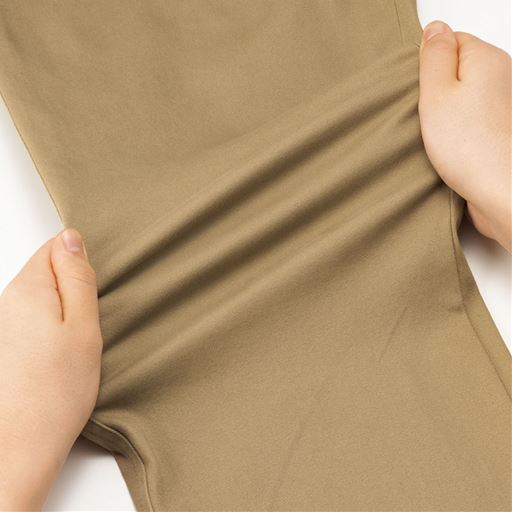 サンドベージュ<br>ヨコストレッチで動きやすい