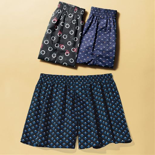 綿100%生地を使用したプリントトランクスは毎日穿くものだからお求めやすい価格で登場。<br>カラー:R(色・柄違い3枚組)ブラック系×フルー系×ネイビー系
