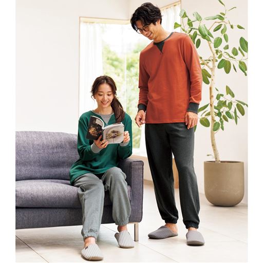 (左から)ダークグリーン、ダークオレンジ コーディネート例