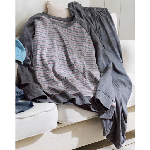 チャコールグレー