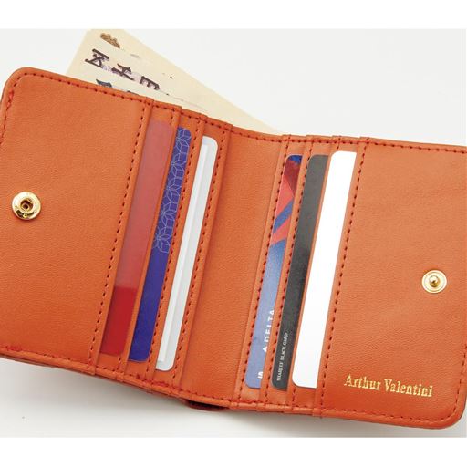 お札やカードも入り、収納力は十分。