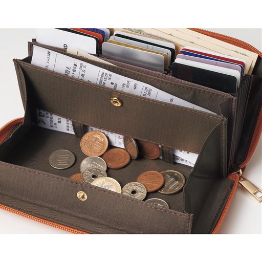 コインスルーで簡単仕分け コインは自然に小銭入れへ入ります