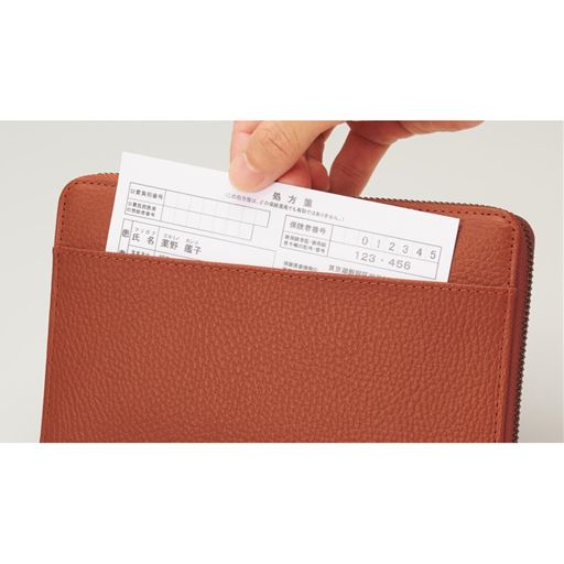 処方箋などがすぐに取り出せる便利な後ろポケット