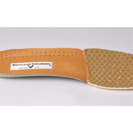 クッション性の高いソールを内蔵しているので疲れにくい仕様。