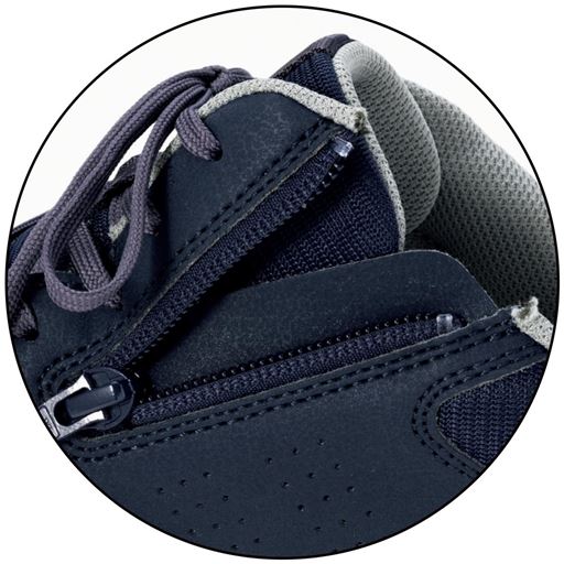 内側には着脱ラクなファスナー付き