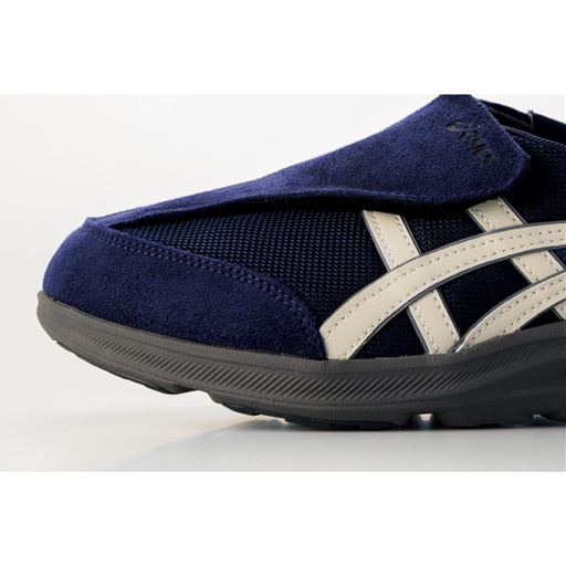 つま先が少し上がった設計で、引っ掛かりとつまずきを軽減