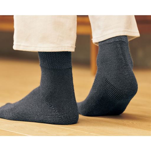 人気の理由 汗を熱に変えて足もと暖か。しかもムレにくい