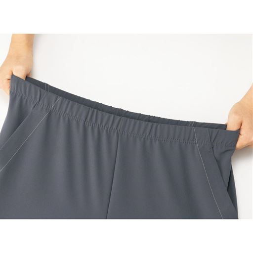 ウエストは楽ちん総ゴム。前とじですっぽりはける。