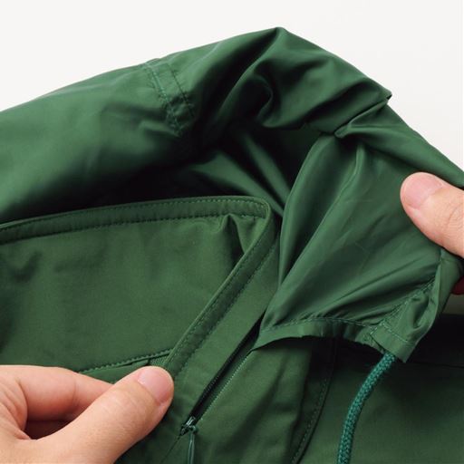 フードはファスナーで衿の中に収納できます。