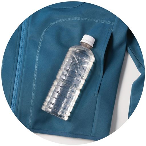 ペットボトルも入るサイドポケット