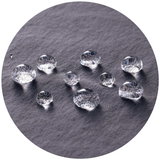 急な雨も安心なはっ水加工 表側の生地には「はっ水加工」を施しています。